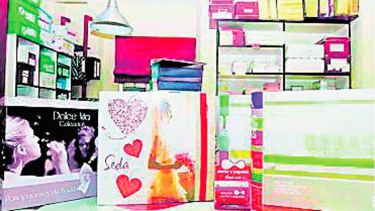 Cartel con los folletos que puedes encontrar en Punto y Seguido. | L.N.C.