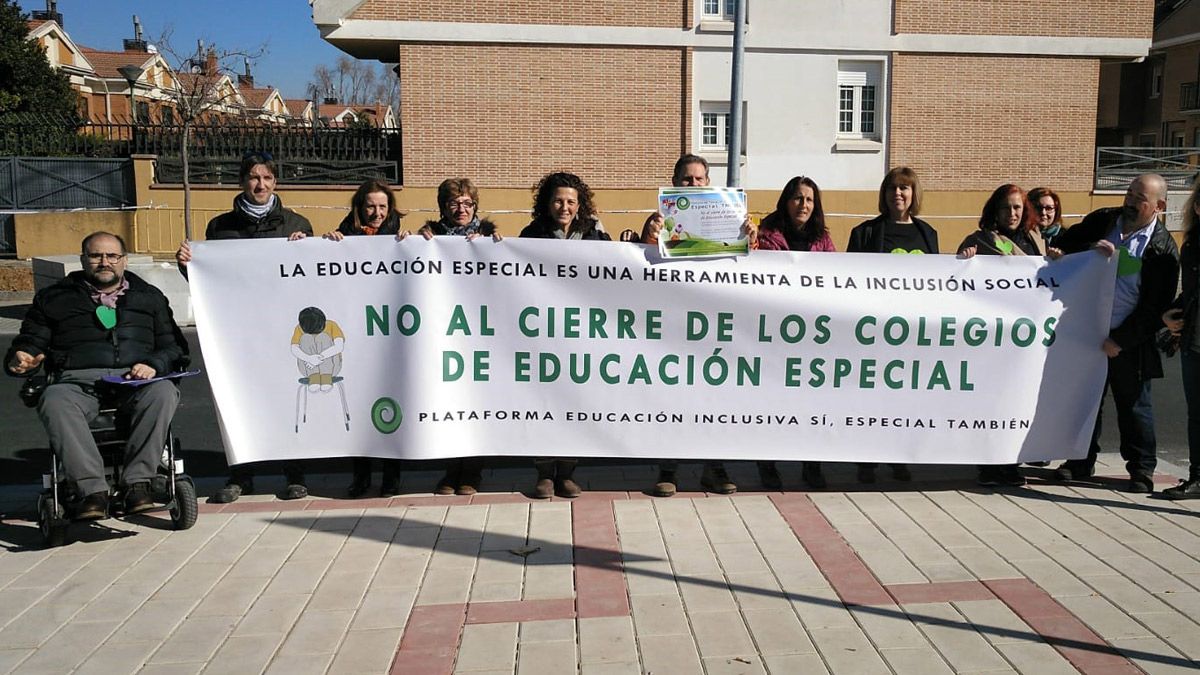 Un grupo de madres y padres leoneses se manifiesta por el cierre de los colegios de Educación Especial. | L.N.C.