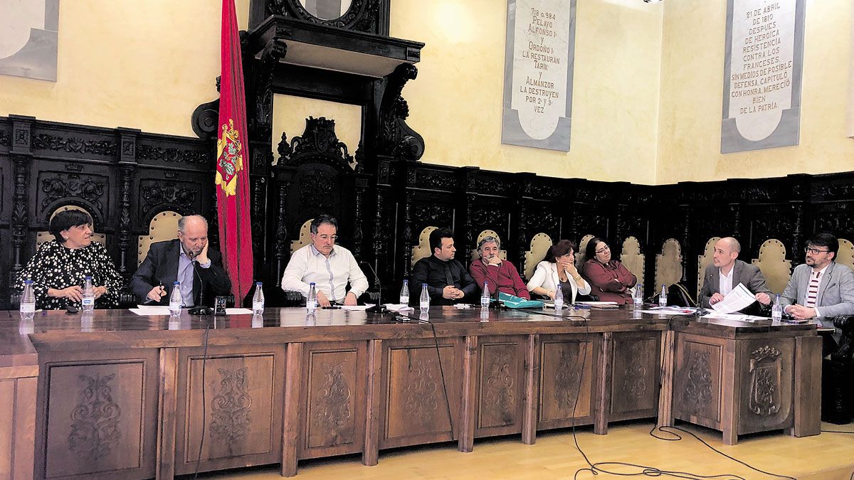 Una imagen del Pleno extraordinario de ayer en Astorga. | P.F.