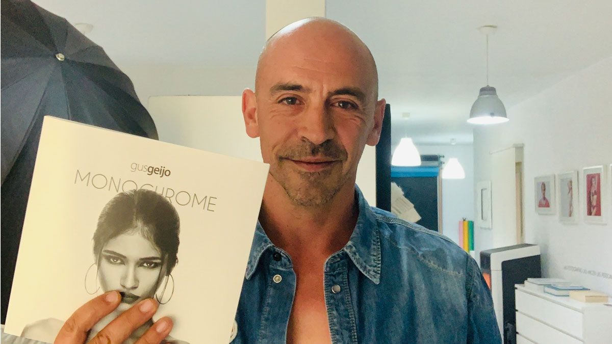 El fotógrafo leonés sostiene un ejemplar de ‘Monochrome’ que este viernes presenta en la librería Verbo de Sevilla.