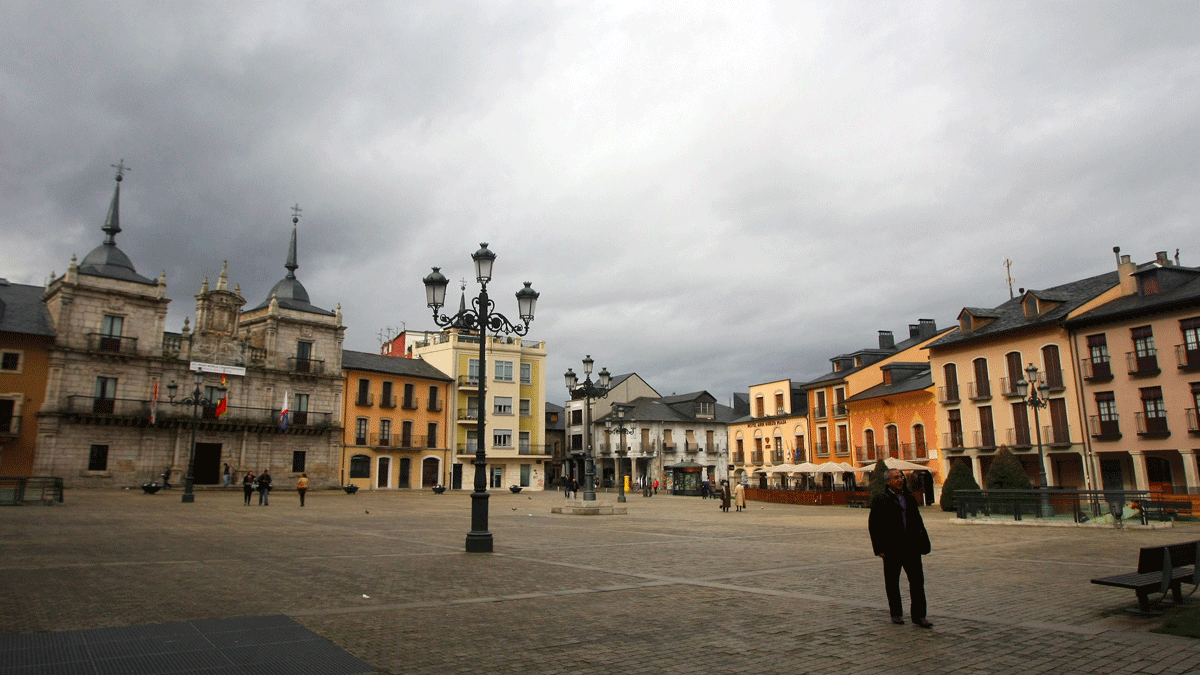 La plaza del Ayuntamiento de Ponferrada, en una imagen de archivo. | César Sánchez (Ical)