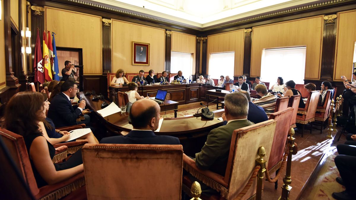 Sesión plenaria del Ayuntamiento de León en una imagen de archivo. | SAÚL ARÉN Sesión plenaria del Ayuntamiento de León en una imagen de archivo. | SAÚL ARÉN