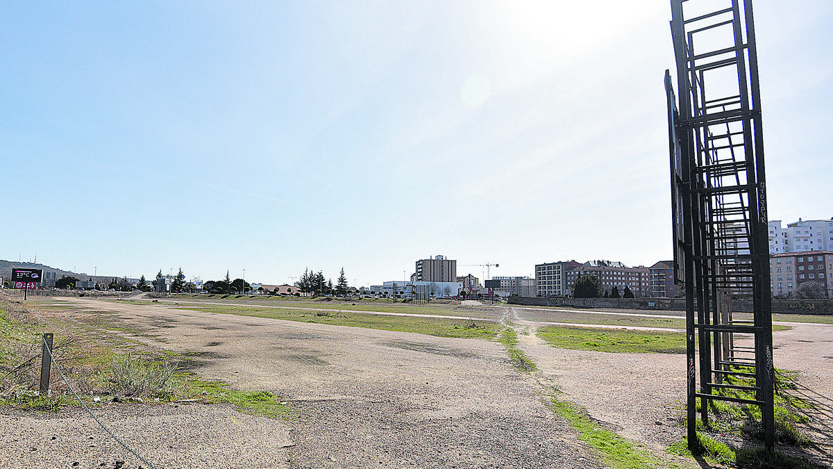 Imagen de los terrenos ubicados entre la avenida Europa, Alcalde Miguel Castaño y Fernández Ladreda. | SAÚL ARÉN Imagen de los terrenos ubicados entre la avenida Europa, Alcalde Miguel Castaño y Fernández Ladreda. | SAÚL ARÉN
