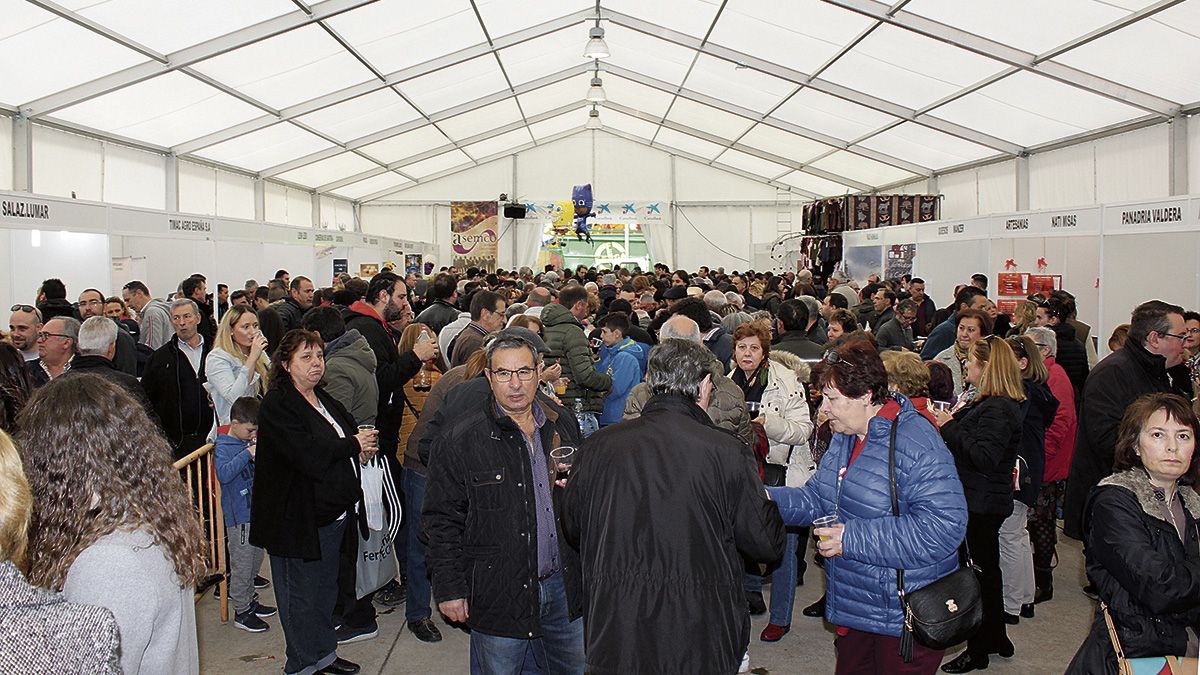 Asistentes a la Feria de Febrero aprovechando ayer hasta el último momento. | T.G.