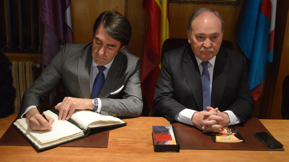 El Consejero de Fomento y Medio Ambiente de la Junta, Juan Carlos Suárez-Quiñones, ayer en Bembibre. | L.N.C.