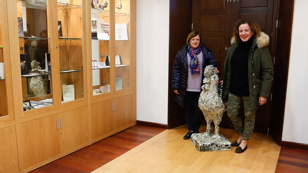 Quinto aniversario del Museo del Gallo de La Vecilla (León). En la imagen, la alcaldesa del municipio, Manuela García (D) y la responsable del museo, Maria del Carmen Sierra (I). | ICAL