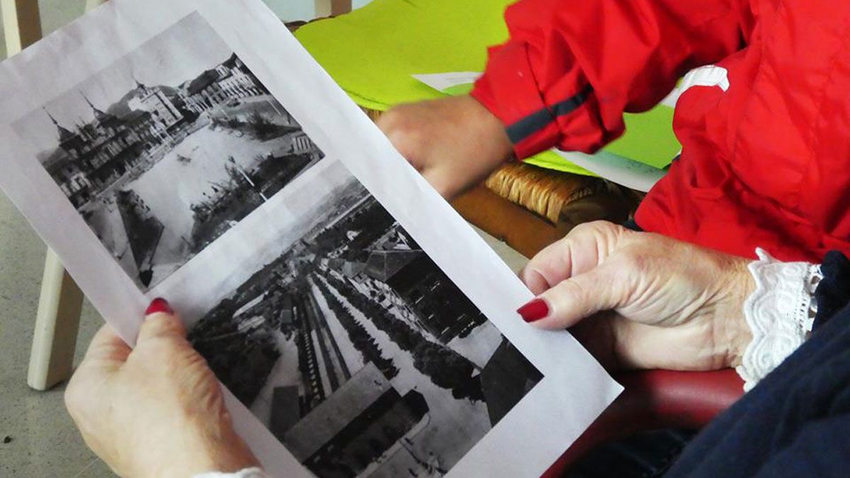 Una de las atendidas acariciando los recuerdos de una ciudad de pasado. | ALZHEIMER BIERZO