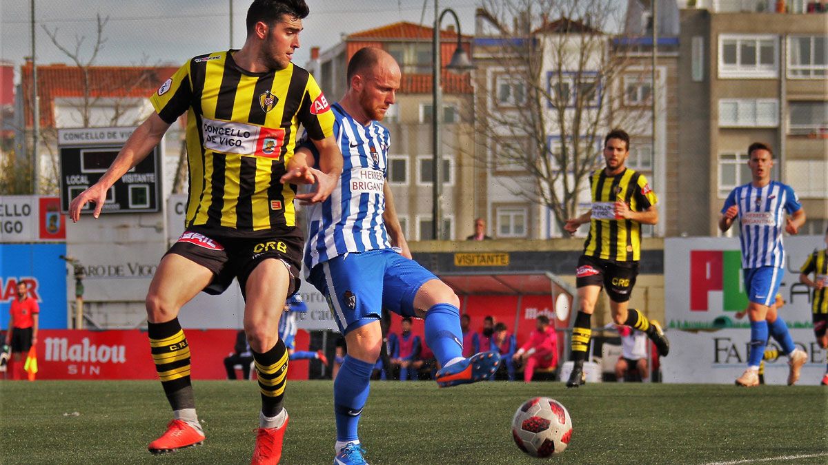 Isi, durante el partido ante el Rápido de Bouzas. | PEDRO SEOANE (RÁPIDO DE BOUZAS)