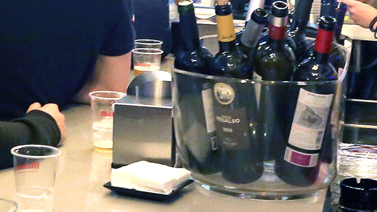 Imagen de botellas y copas en un bar. | Ical