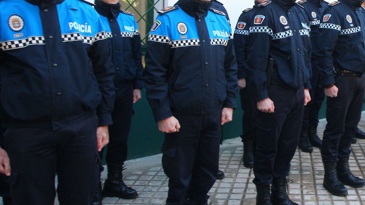 Agentes de la Policía Municipal de Ponferrada, formando.