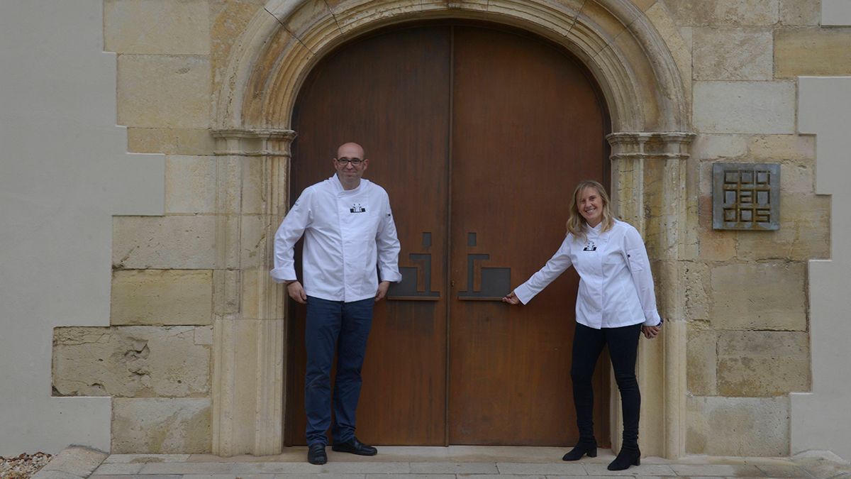 Juanjo Pérez y Yolanda León, en la puerta del restaurante Cocinandos. | MAURICIO PEÑA