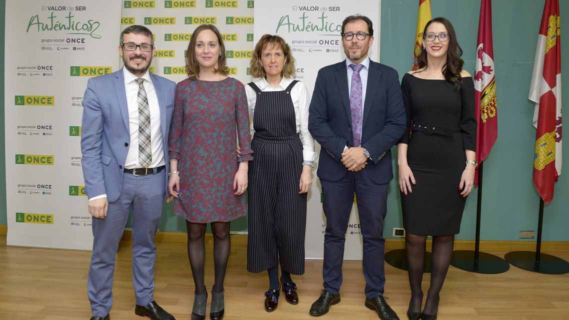 La nueva responsable de la Once en León (a la derecha), junto al resto de cargos de la asociación. | MAURICIO PEÑA