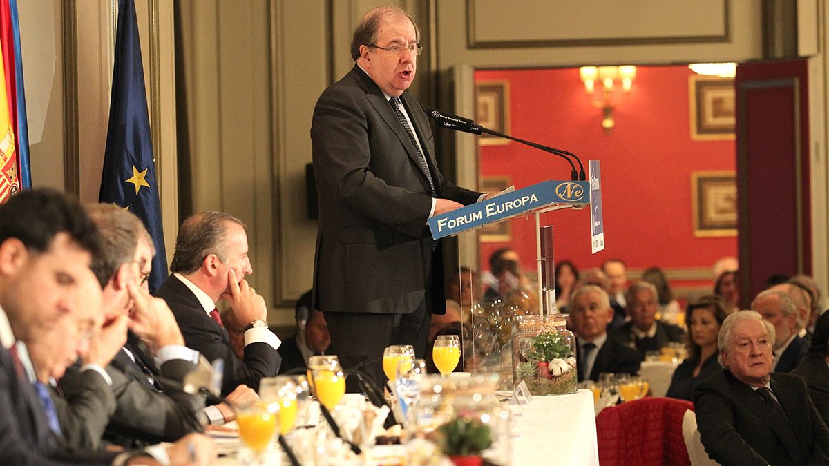 El presidente de la Junta, Juan Vicente Herrera, interviene junto con el presidente de la Xunta, Alberto Núñez Feijóo y el presidente del Principado de Asturias, Javier Fernández, en el desayuno informativo del Forum Europa. | ICAL