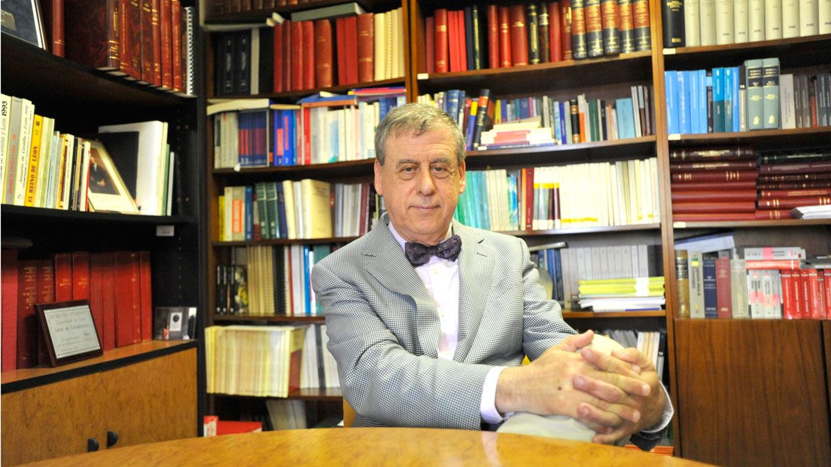 El catedrático y escritor Francisco Sosa Wagner acaba de publicar ‘Novela ácida universitaria’. | DANIEL MARTÍN