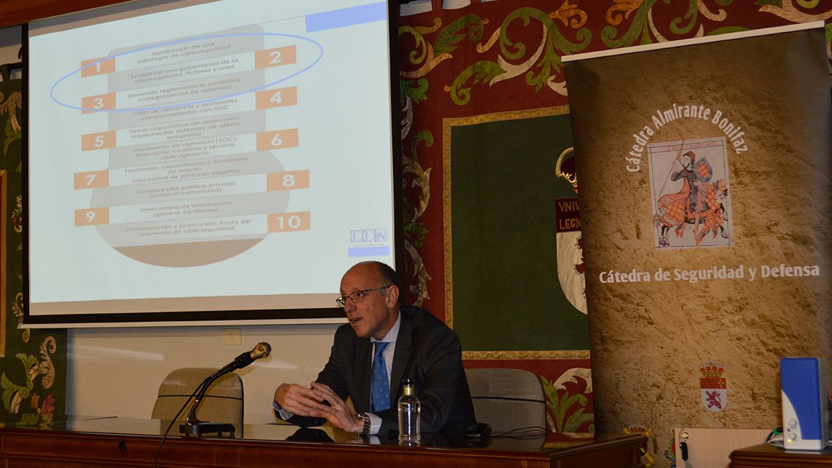 Carlos Córdoba Fernández, durante la conferencia de este martes. | L.N.C.
