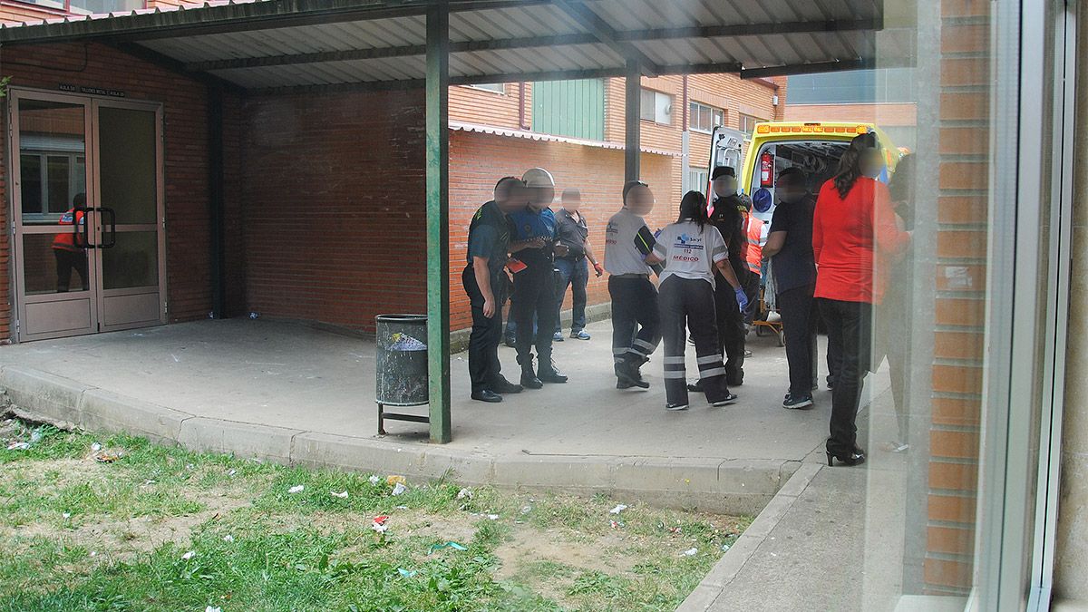 Servicios sanitarios del 112 trasladaron a la menor al Hospital de León. | L.N.C.