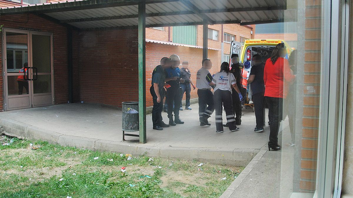 Servicios sanitarios del 112 trasladaron a la menor al Hospital de León. | L.N.C. Servicios sanitarios del 112 trasladaron a la menor al Hospital de León. | L.N.C.