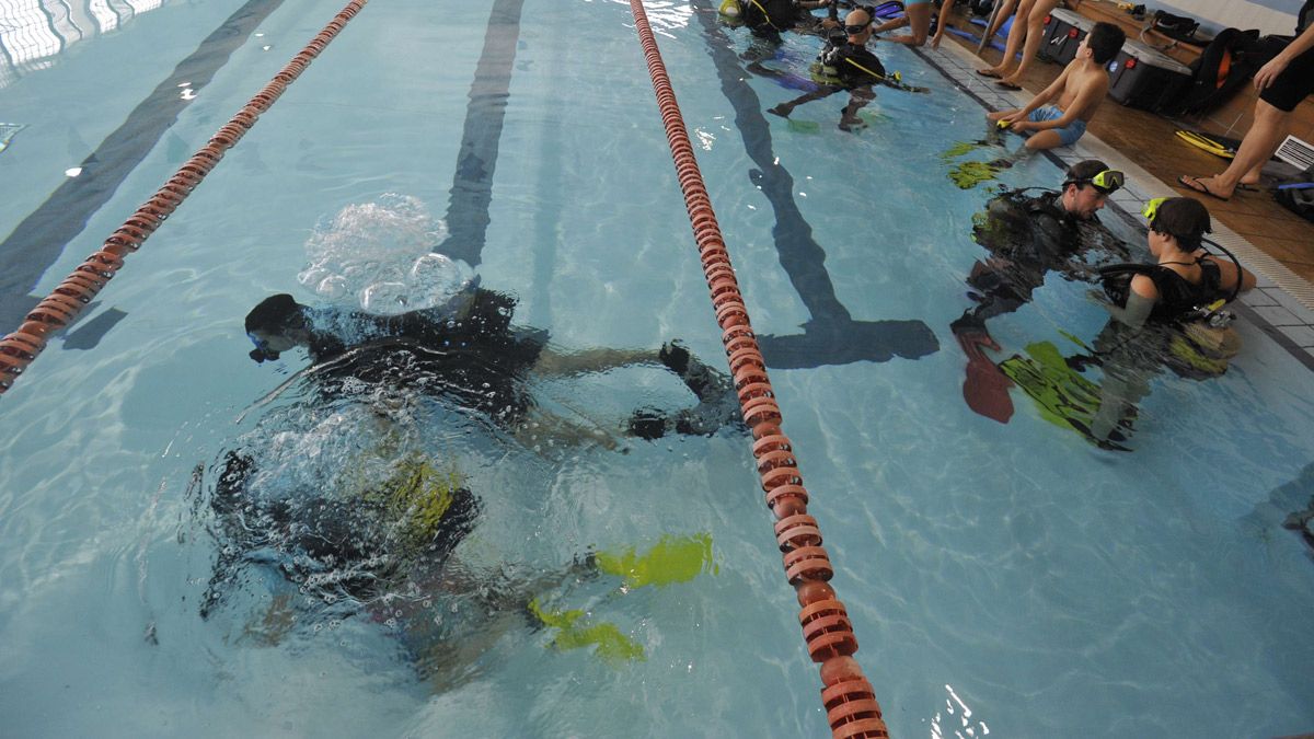 Curso de buceo en las instalaciones del Hispánico. | DANIEL MARTÍN Curso de buceo en las instalaciones del Hispánico. | DANIEL MARTÍN