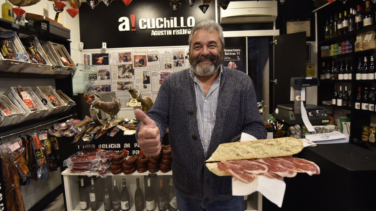 José Pinto, en la tienda A Cuchillo de León. | SAÚL ARÉN