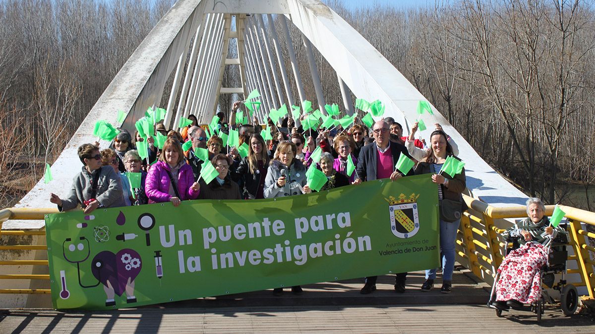‘Quedada’ solidaria ayer en la pasarela peatonal sobre el río Esla. | T.G.