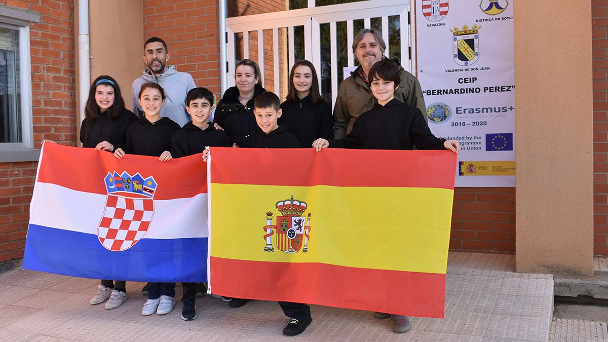 Alumnos y profesores antes de partir a Croacia. | L.N.C.