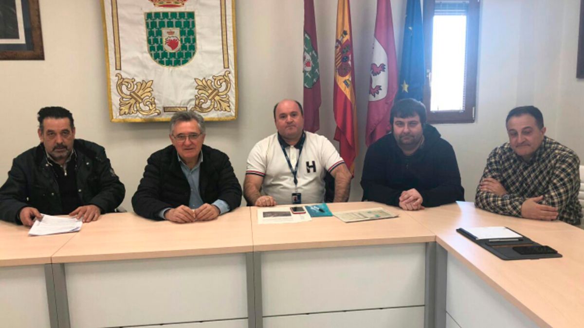 Un momento de la reunión en el Ayuntamiento de Valverde de la Virgen. | L.N.C.