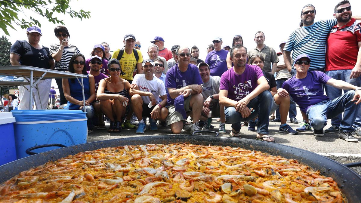 Trabajadores de Everest, en huelga desde hace tres meses, en una paellada organizada para recaudar fondos para la caja de resistencia. | CARLOS S. CAMPILLO (ICAL)