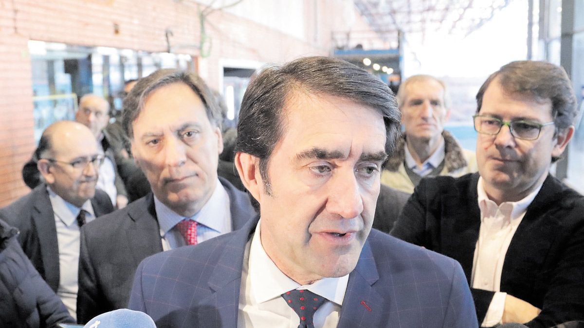 El consejero Suárez-Quiñones atendiendo a los medios de comunicación en la jornada de ayer. | ICAL