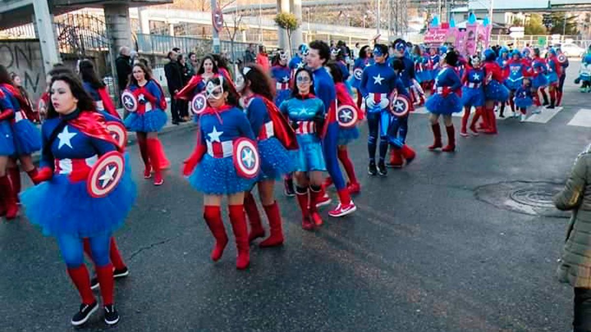 Uno de los grupos en el desfile celebrado el pasado año en el Carnaval de La Robla. | E. NIÑO