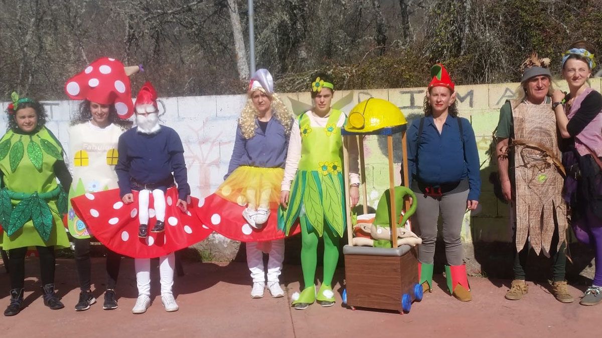 Alumnos, padres y profesores, disfrazados de bosque berciano, junto al duende Xardón.