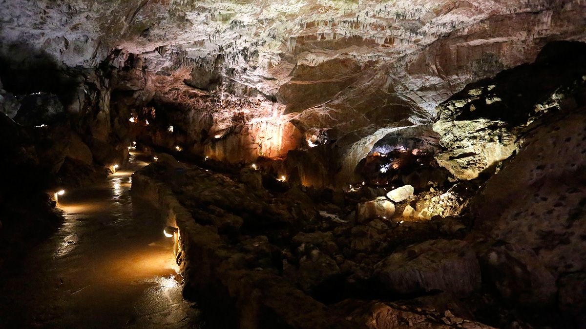 Interior de la cueva de Valporquero en una imagen de archivo. | ICAL