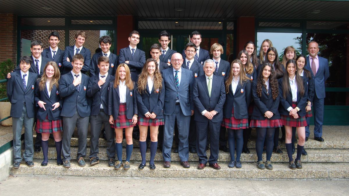 el-alcalde-de-leon-con-los-alumnos-de-bachillerato-de-penacorada..jpg