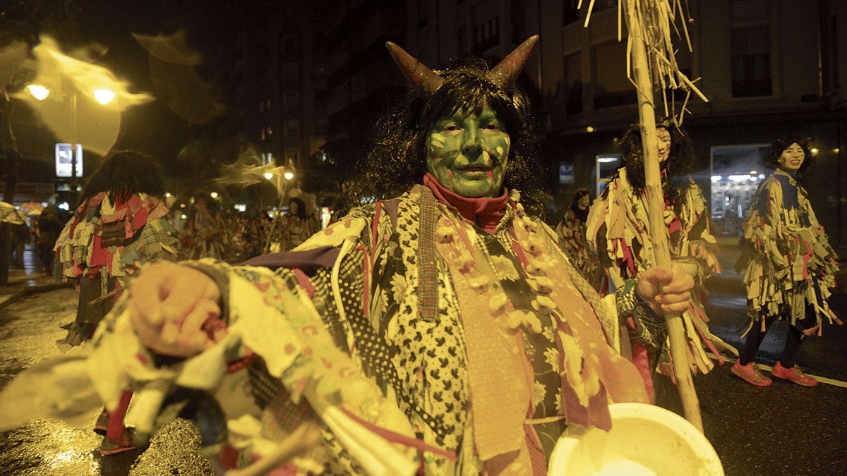 En el desfile de Carnaval de este sábado habrá grupos de hasta 250 personas y comparsas de 138 participantes. | MAURICIO PEÑA