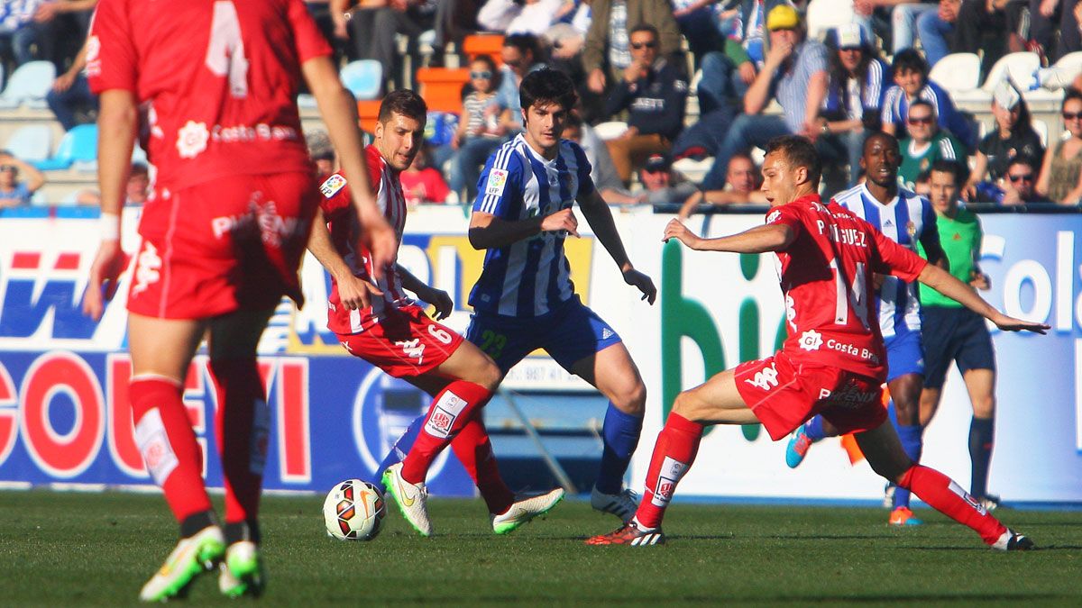 Gonzalo Melero durante el partido ante el Girona en El Toralín. | CÉSAR SÁNCHEZ