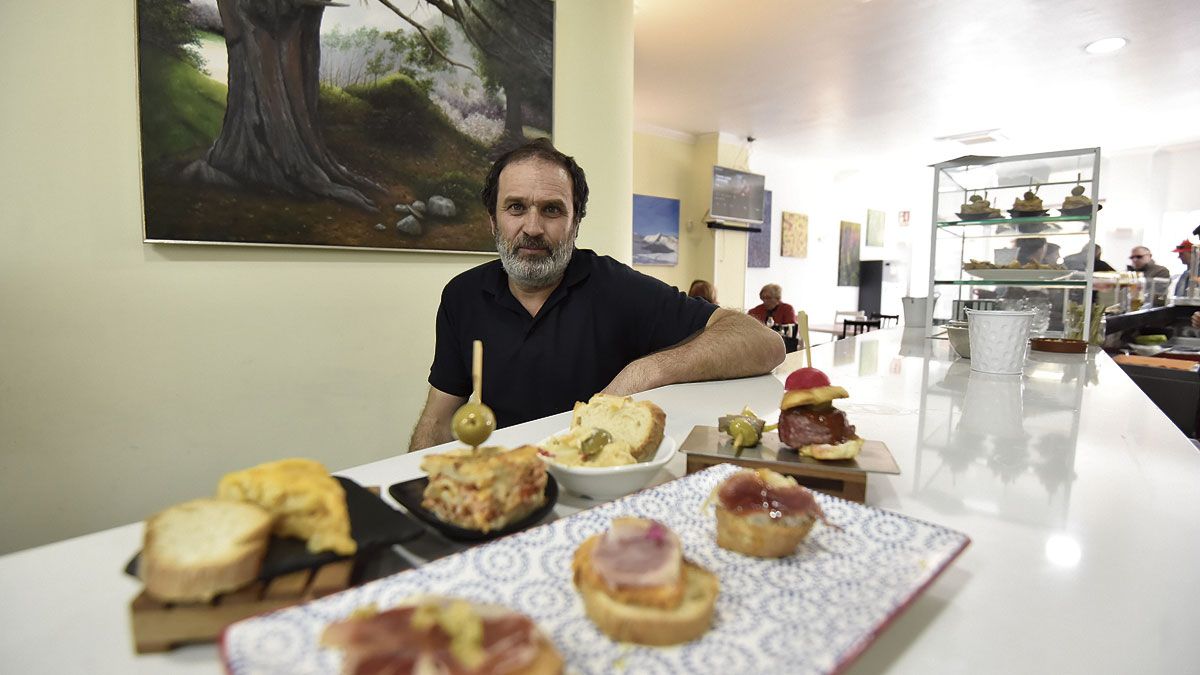 Tato, propietario junto a su mujer Marta de Ferecor El Bar, muestra algunas de las tapas que ofrecen. | SAÚL ARÉN Tato, propietario junto a su mujer Marta de Ferecor El Bar, muestra algunas de las tapas que ofrecen. | SAÚL ARÉN