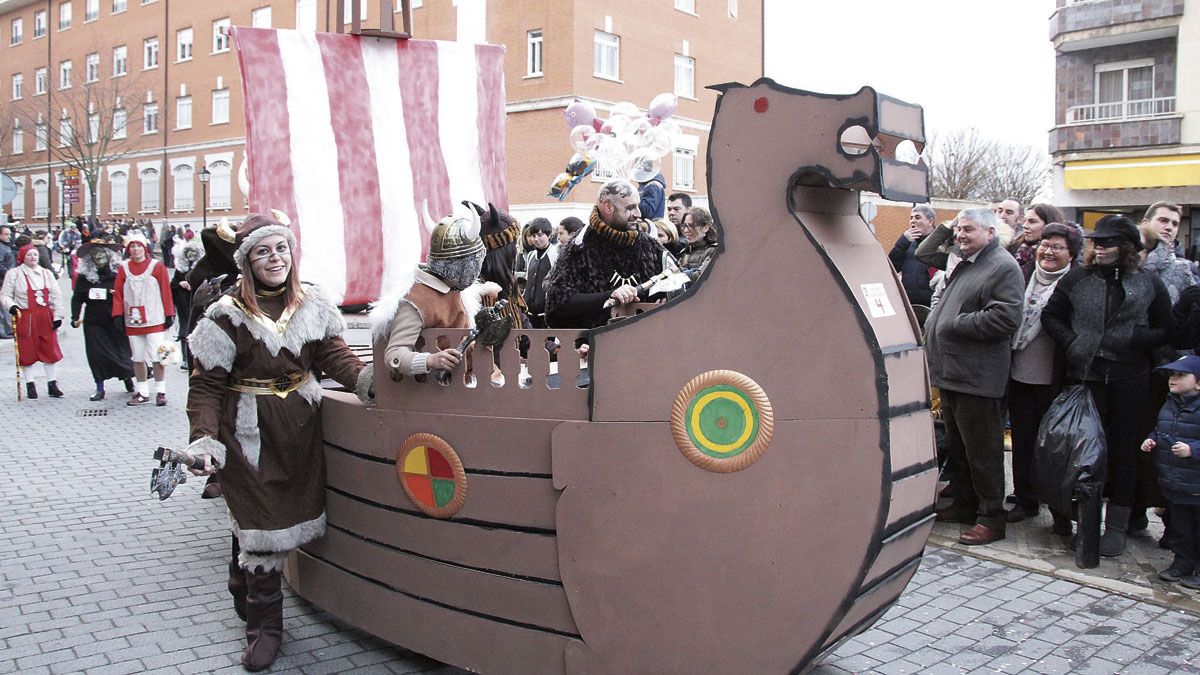 Uno de los grupos participantes en el desfile de Carnaval del ‘Domingo Gordo’ en Valencia de Don Juan. | T.G. Uno de los grupos participantes en el desfile de Carnaval del ‘Domingo Gordo’ en Valencia de Don Juan. | T.G.