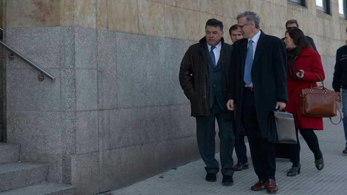 Miguel Seco (izquierda) llega a los juzgados acompañado de su abogado.