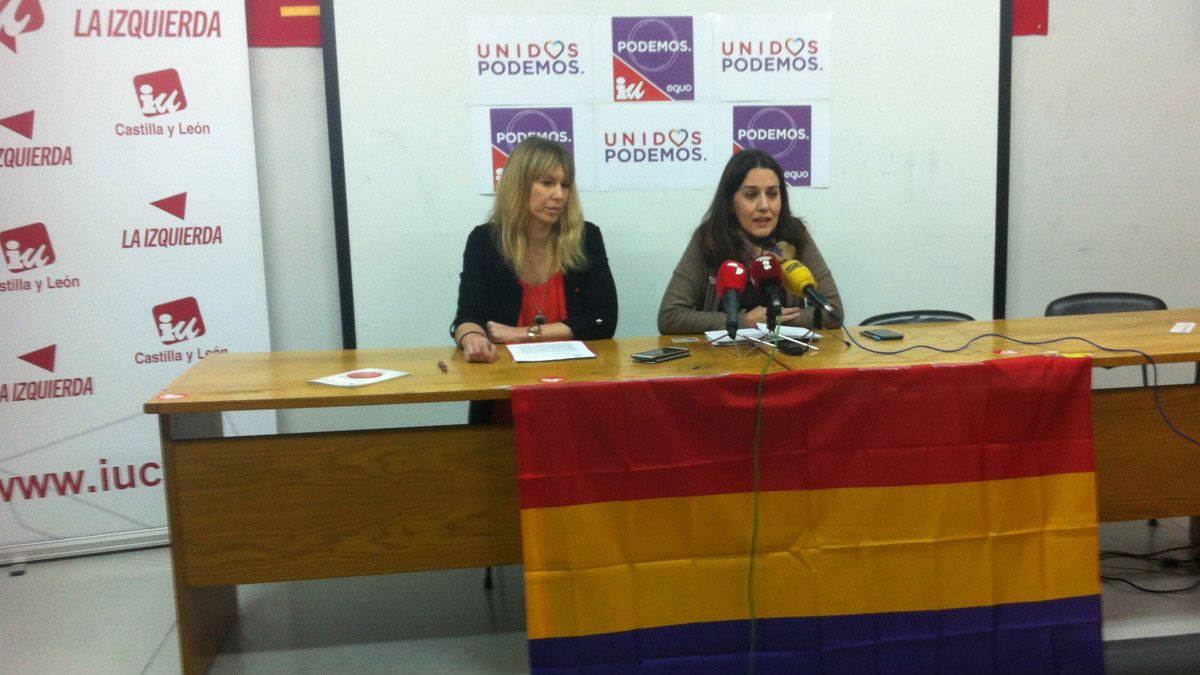 Inés Diago (izquierda) y Ana Marcello en la sede de Izquierda Unida de León. | L.N,C,