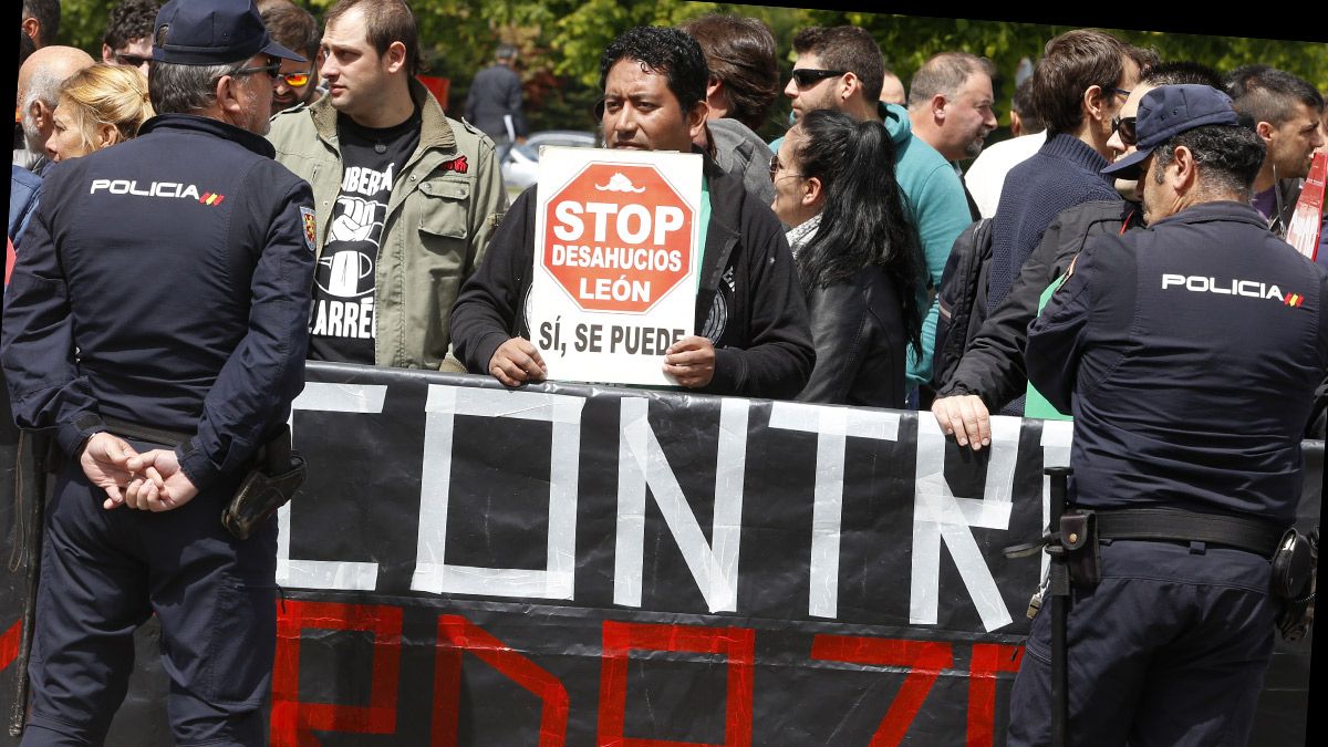 Dos efectivos policiales custodian una manifestación de la plataforma 'Stop Desahucios' en la ciudad de León. ICAL