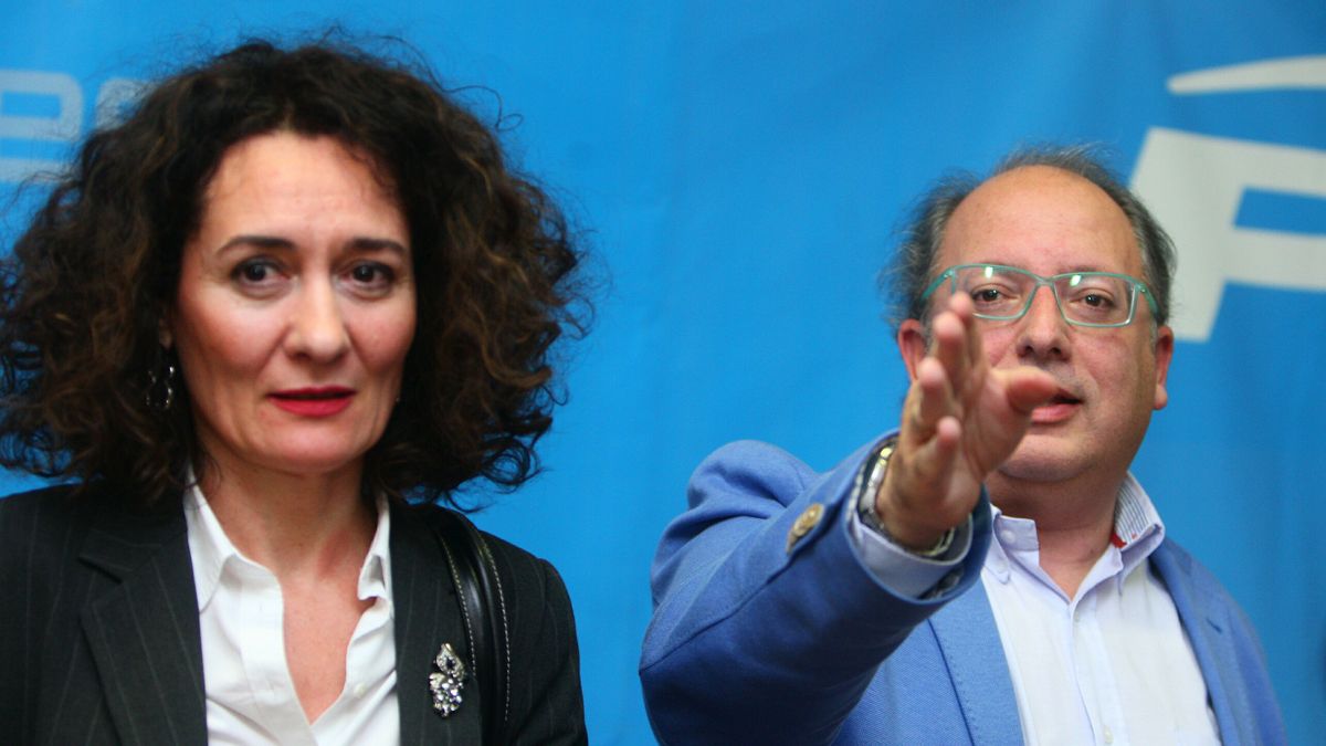 La cabeza de lista del PP en Ponferrada, Gloria Merayo, junto al presidente provincial del PP, Eduardo Fernández. | C. Sánchez (Ical)