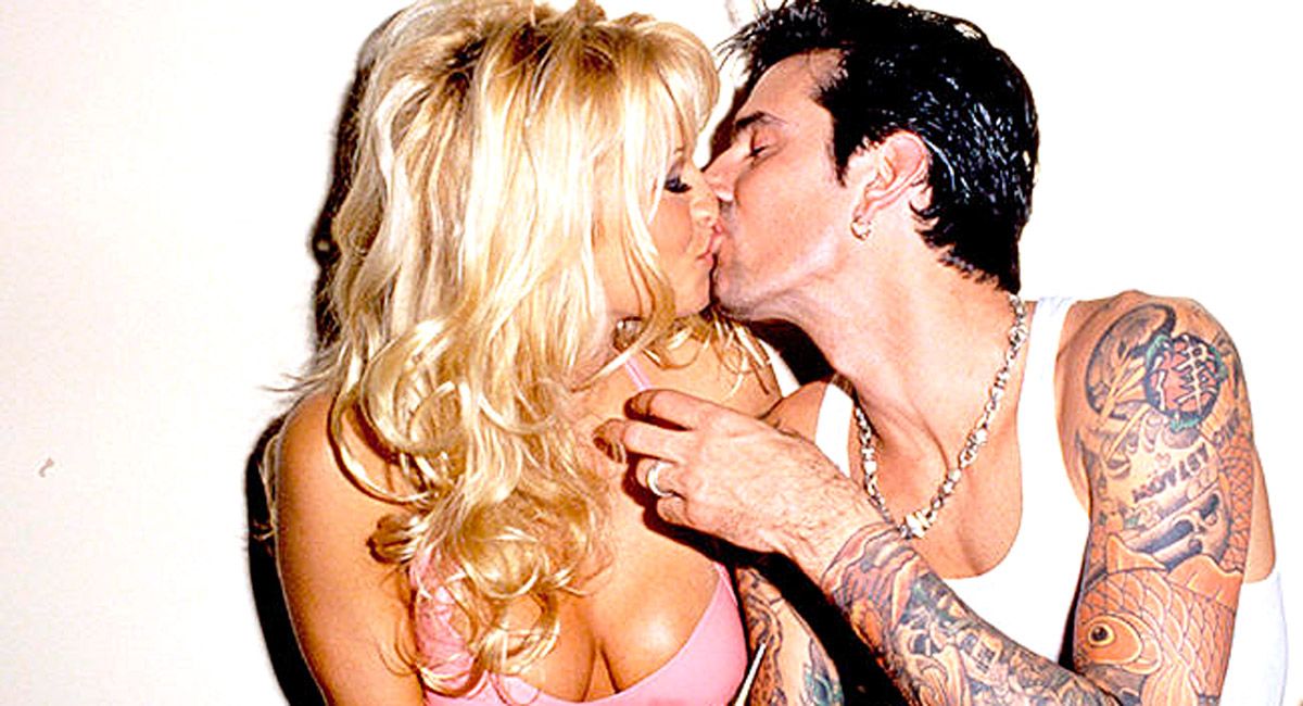 Pamela Anderson y Tommy Lee en una actitud cariñosa.