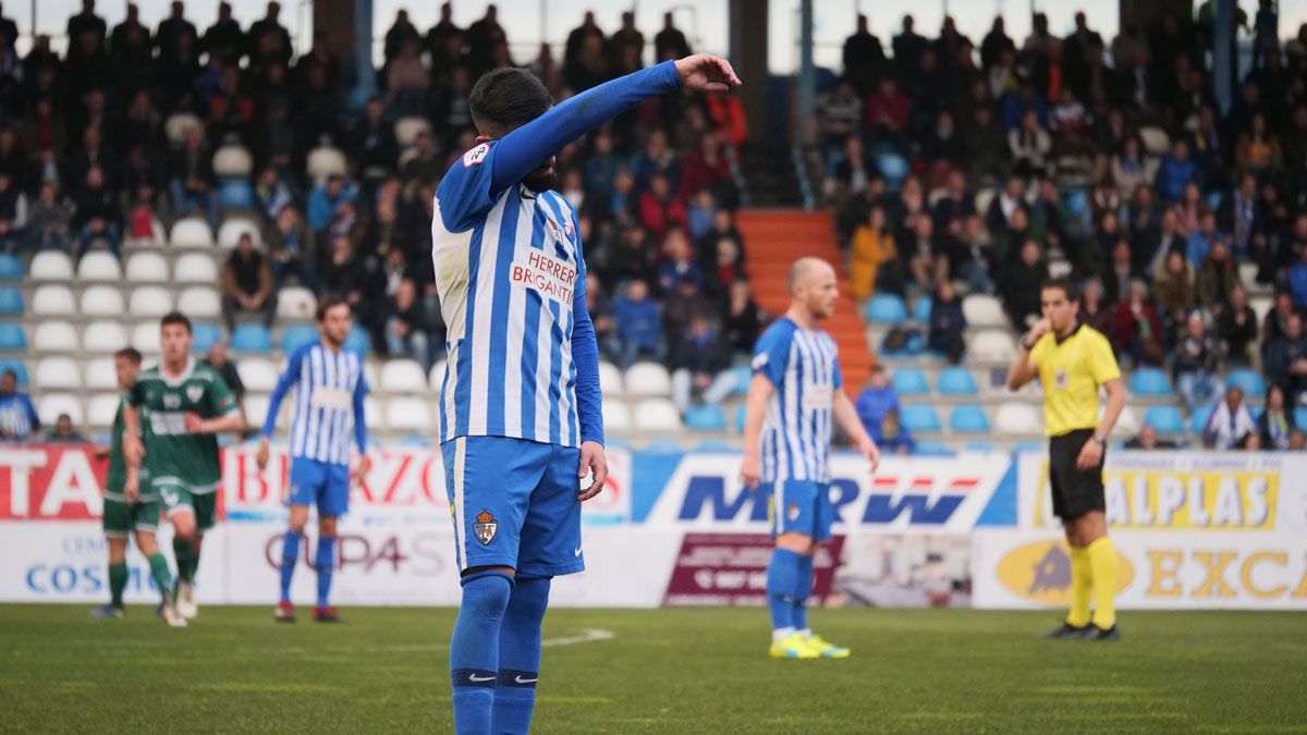 Pichín, durante el partido ante el Coruxo. | FRANCISCO L. POZO