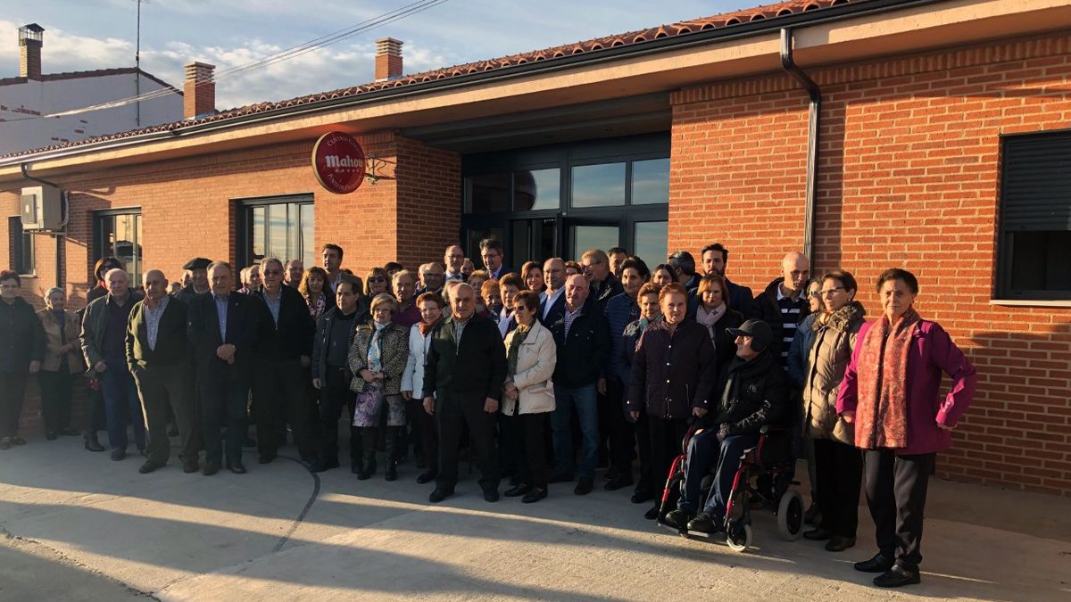 Los vecinos de Celadilla del Páramo posan con las autoridades. | L.N.C. Los vecinos de Celadilla del Páramo posan con las autoridades. | L.N.C.