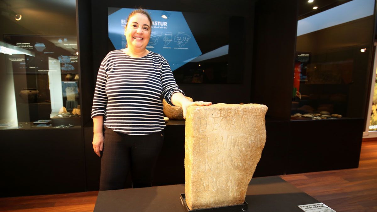 La directora del museo Marca de Cacabelos, Silvia Blanco, junto al altar romano dedicado a la diosa Degantina. | C.S. (ICAL)