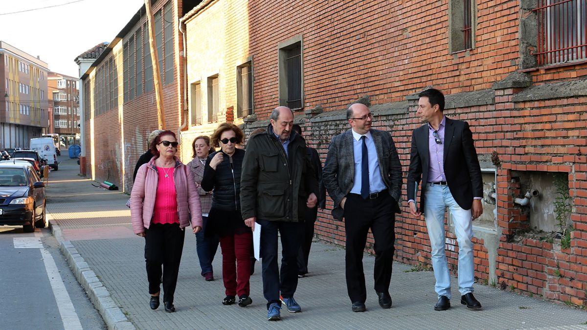 Visita de los ediles del Ayuntamiento de León al barrio ferroviario junto a representantes vecinales. | L.N.C.