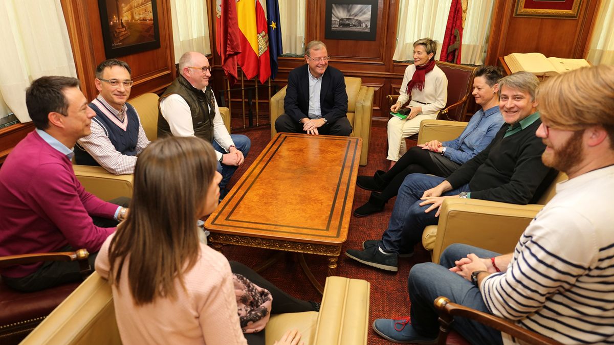 Reunión del alcalde con vecinos de la zona de la plaza del Espolón. | CÉSAR