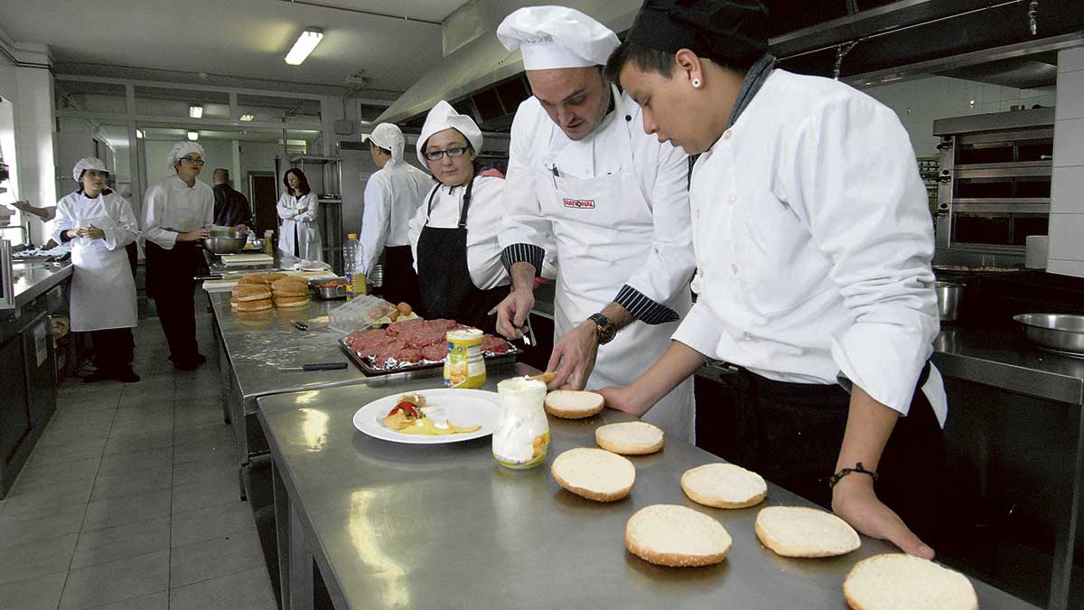 Una de las clases prácticas de Cocina, donde se puede comprobar que los alumnos están en contacto con todo tipo de utensilios y productos. | MAURICIO PEÑA
