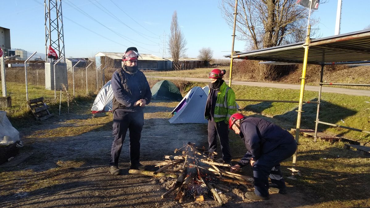 Los trabajadores siguen en el campamento donde ya llevan un mes. | M.I.