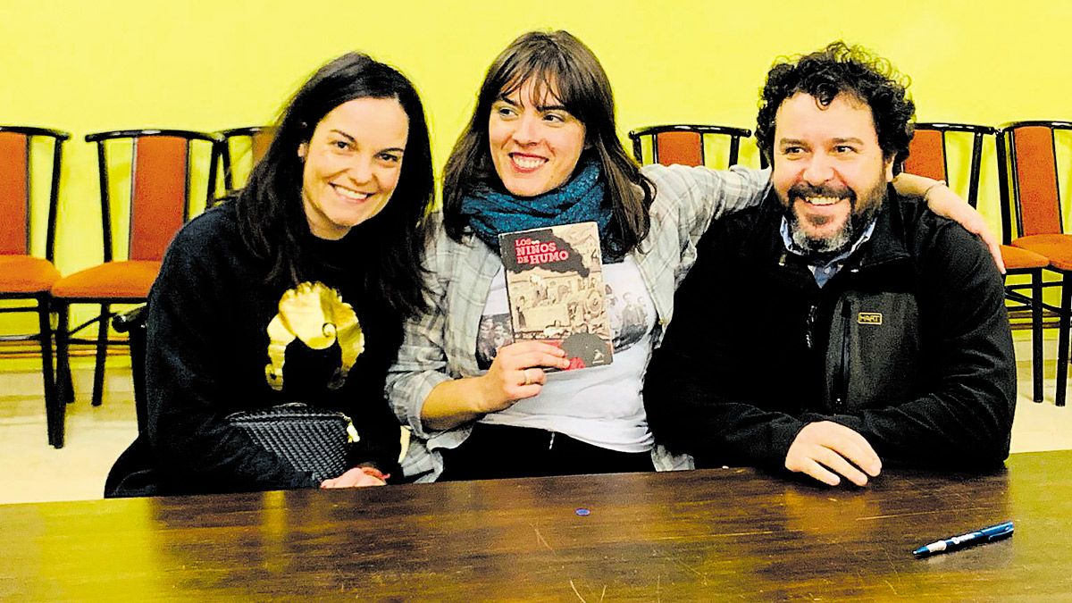 Un momento de la presentación de ‘Los niños de humo’ en Ciñera. | L.N.C. Un momento de la presentación de ‘Los niños de humo’ en Ciñera. | L.N.C.