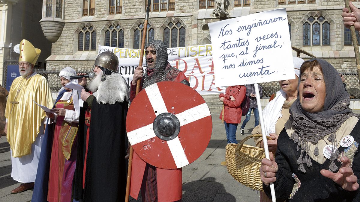 El carnaval marcó la protesta semanal de la Plataforma en Defensa de las Pensiones en la plaza de Botines. | MAURICIO PEÑA